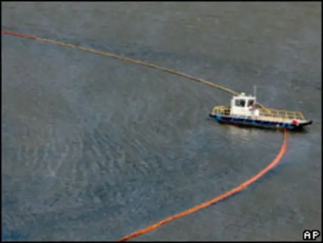 Barco lucha contra la mancha de petróleo