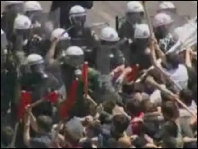 Manifestantes enfrentam polícia em Atenas