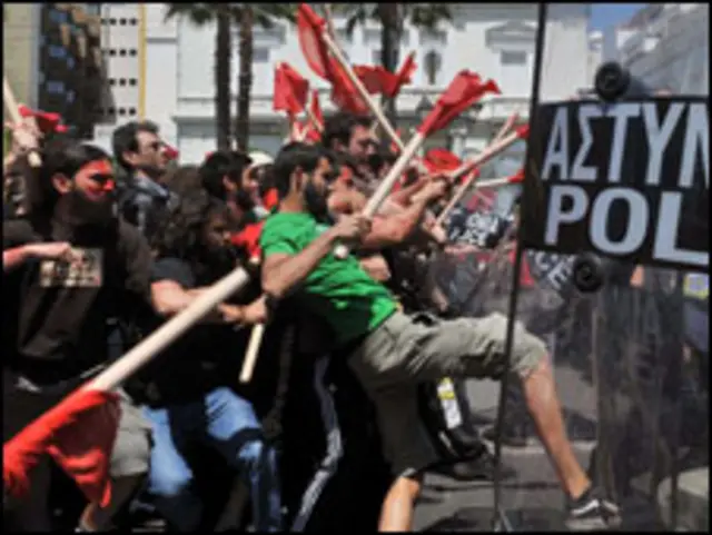 Manifestantes se enfrentaram com a polícia