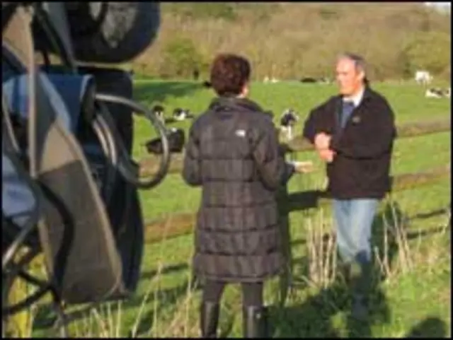 جن رو (راست درحال گفتگو با پونه قدوسی) معتقد است حزب کارگر نیازهای جوامع غیرشهری را درک نمی کند