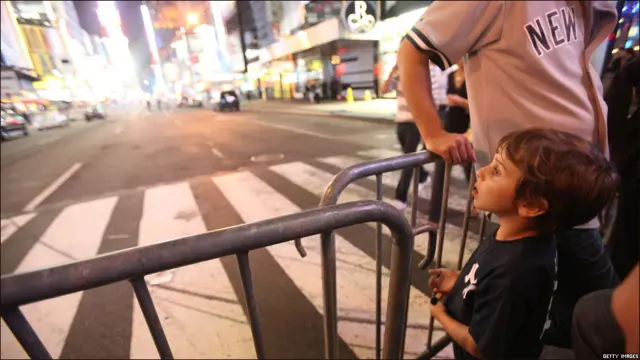 Мальчик смотрит на зону оцепления