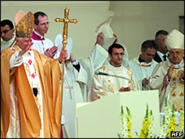 Benedicto XVI celebra misa en Turín