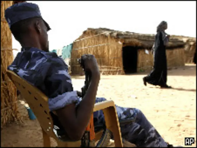 شرطي سوداني في ضاحية مدينة الفاشر