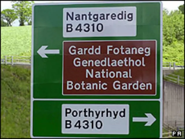 تابلوهای راهنمایی و رانندگی در ولز دوزبانه هستند