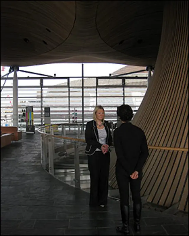 پونه قدوسی در حال گفت و گو با نریس اوانس، عضو حزب ملی ولز