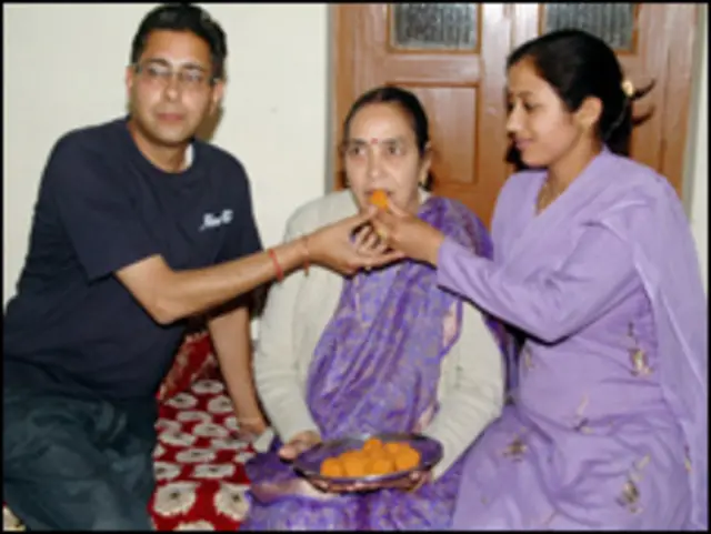 मनस्वी की नानी पुष्पा नैलवाल और संबंधी