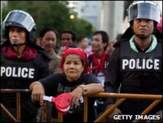 Pengunjuk rasa berdiri di tengah polisi 2 Mei 2010