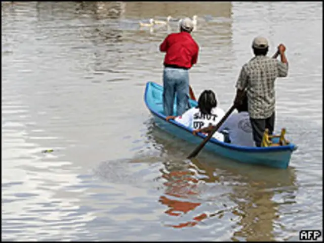 Cayuco en Tabasco durante inundaciones de 2007 en Tabasco, México