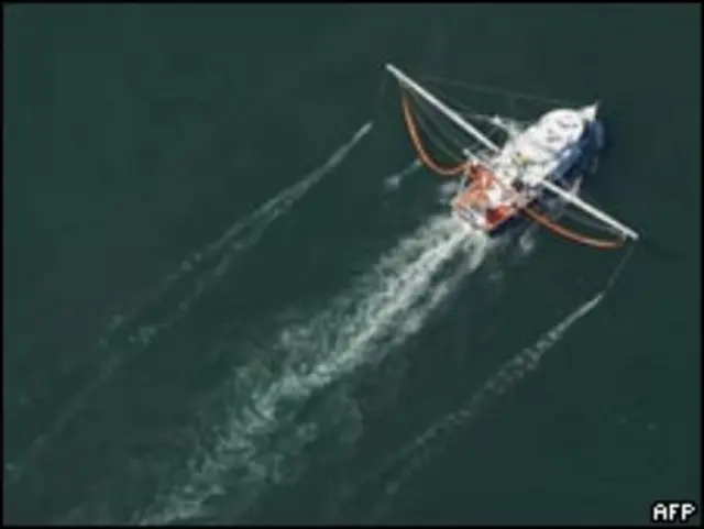 Pesqueros limpian mancha