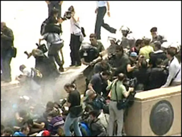 Manifestantes entraram em confronto com a polícia em Atenas