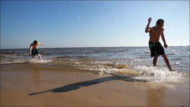 Jóvenes en la playa