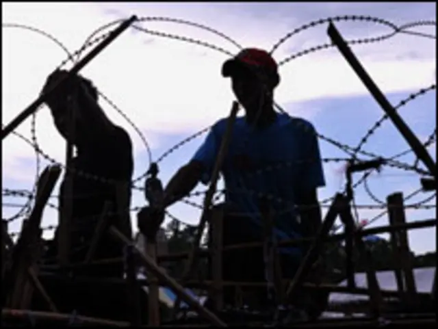 Massa Baju Merah masih bertahan di kamp yang mereka bentengi