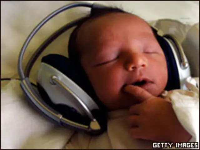 Bebé escuchando música. Foto: Joe Klamar