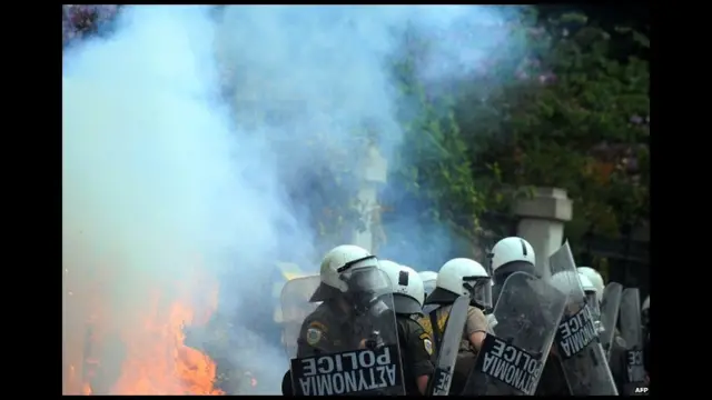 Đụng độ giữa người biểu tình và cảnh sát nổ ra trong lúc có cuộc tổng đình công làm tê liệt đất nước này.