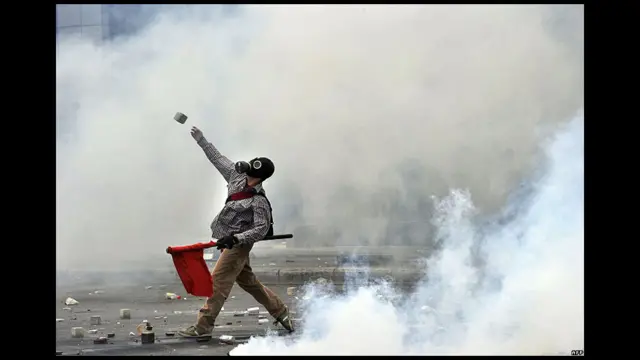 Gạch, đá và thậm chí cả bom xăng được người biểu tình dùng để chống cảnh sát.