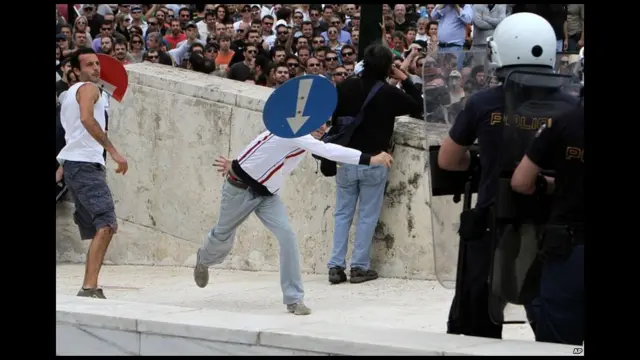 Một số người biểu tình tìm cách xông vào tòa nhà Quốc hội, nhưng bị cảnh sát đẩy ra.