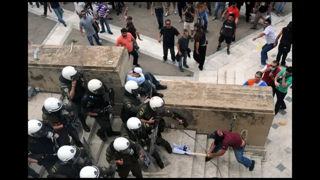 Cảnh sát dùng hơi cay và lựu đạn gây choáng để chống trả đám đông tiến vào tòa nhà Quốc hội.