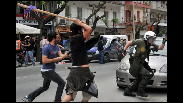 Bạo lực cũng bùng lên tại Thessaloniki giữa người biểu tình và cảnh sát khi 20 ngàn người tuần hành qua trung tâm thành phố.