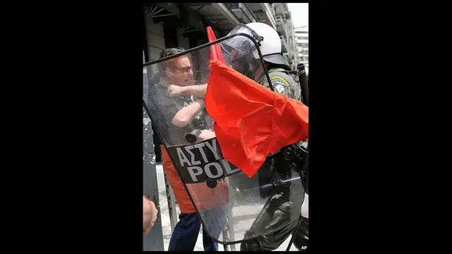 Cảnh sát dùng hơi cay chống trả các thanh niên biểu tình. 