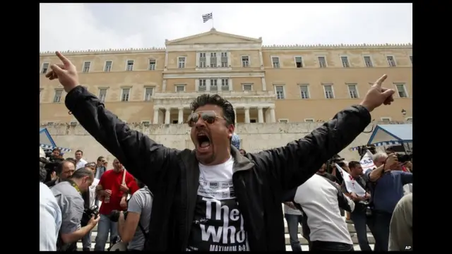 Các cuộc biểu tình trên đường phố trùng với cuộc tổng đình công thứ ba trong vài tháng nay, làm giao thông công cộng bị tê liệt.