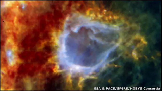 Bintang kolosal RCW 120 berada sekitar 4.300 tahun cahaya dari Bumi