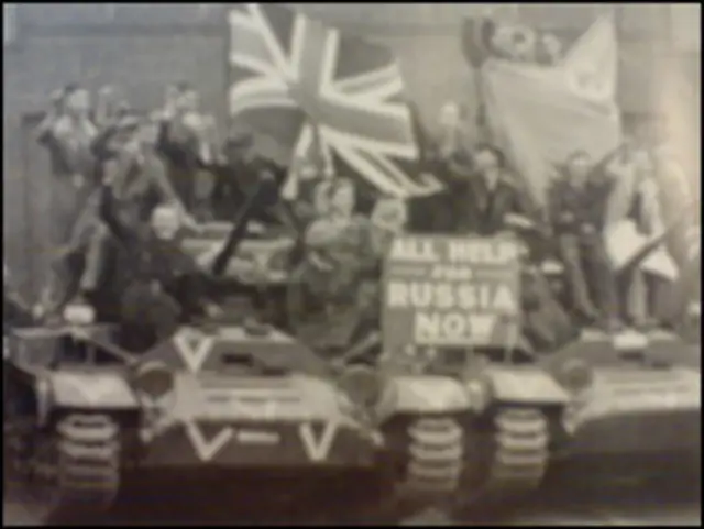 Британские танки с флагом "Вся помощь - России"