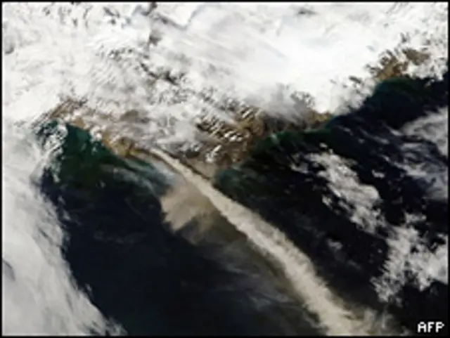Imagen satelitel del volcán Eyjafjallajokull capturada por la NASA