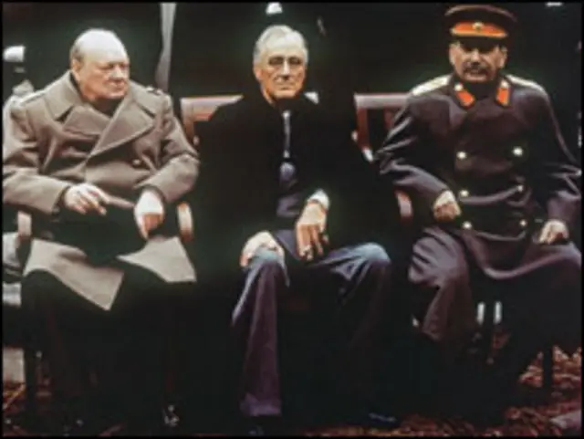 تشرشل (يسار) بالقرب من الرئيس الامريكي فراكلن روزفلت والسوفييتي ستالين (يمين)