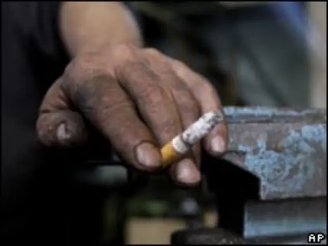 一只捏着香烟的手