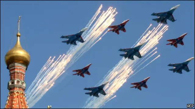 Истребители в небе над центром Москвы