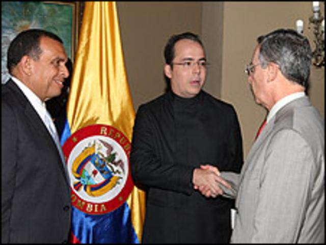 JJ Rendón (centro), asesor de campaña de Juan Manuel Santos, junto al presidente de Honduras, Porfirio Lobo (izq.), y el presidente de Colombia, Álvaro Uribe (der.), (foto de Olga Pérez-Díez, Innergy group)