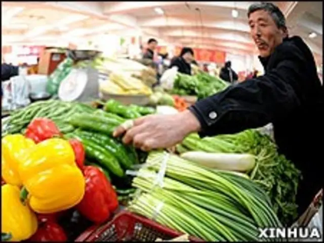 辽宁沈阳某菜市场的蔬菜摊(新华社图片11/2/2010)