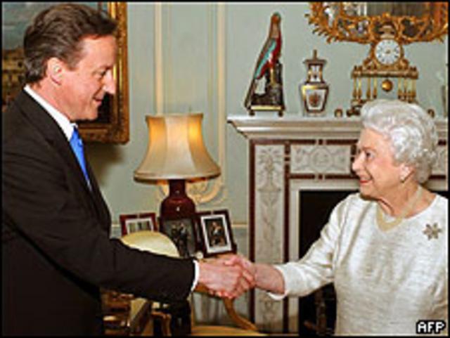 David Cameron y la Reina británica en su toma de posesión como primer ministro