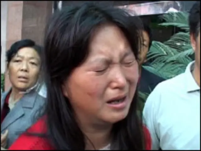 事件发生之后一名幼儿家长在哭泣