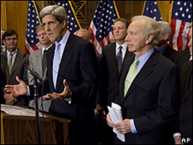 John Kerry y Joe Lieberman rodeados de empresarios del sector de la energía