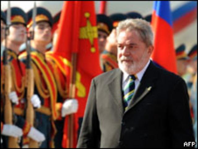 El presidente Lula durante su llegada a Rusia