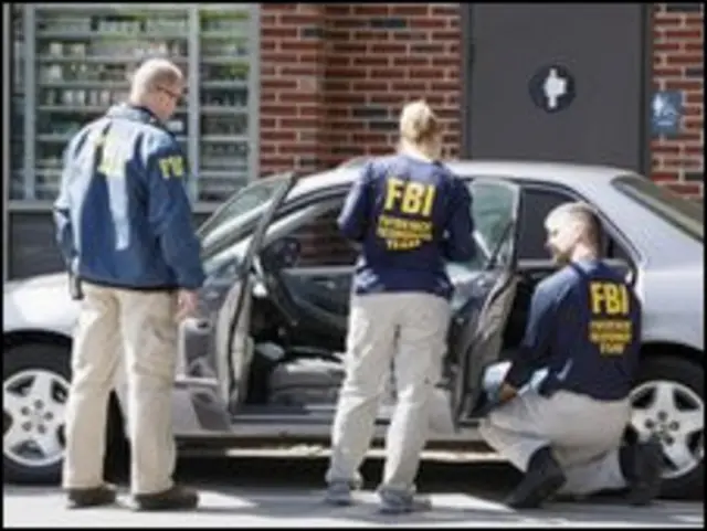 Belasan agen FBI dikerahkan menggeledah beberapa tempat