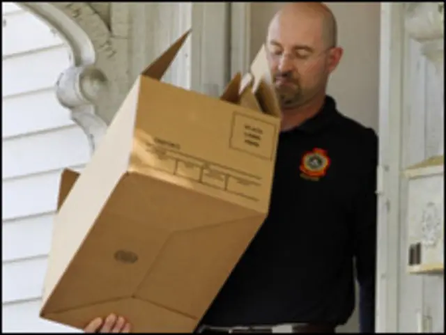 گرفتاری کے بعد ایف بی آئی کے ایجنٹوں نے ان افراد کے گھروں کی تلاشی لی