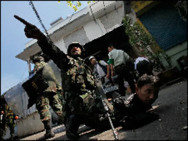 Maafisa wa usalama wakikabiliana na waandamanaji