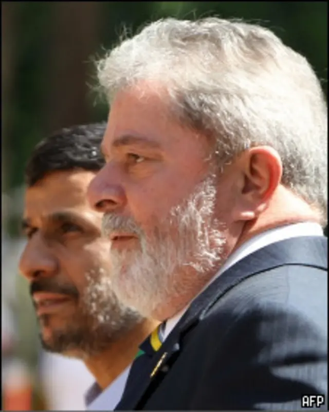 O presidente Lula é recebido por Ahmadinejad em sua chegada a Teerã
