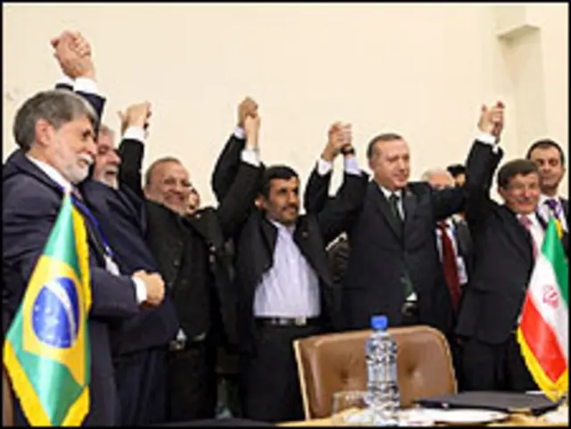 Ahmadinejad usai pembicaraan dengan Turki dan Brasil di Teheran