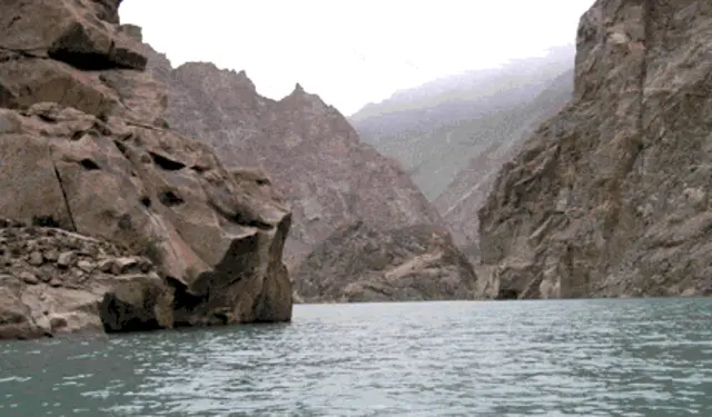 فلک پوش پہاڑوں کے درمیان ہنزہ جھیل کا ایک منظر