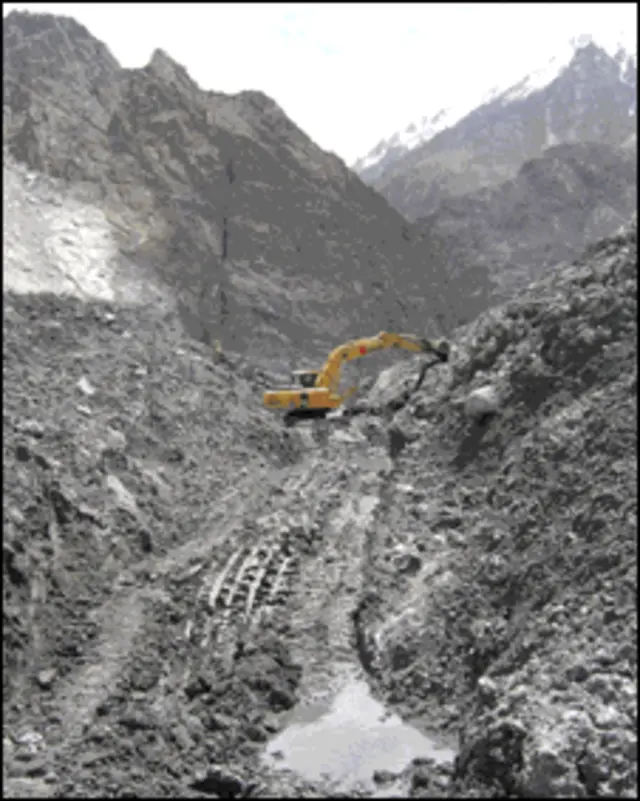 عطا آباد میں پہاڑ دریا میں جا گرنے سے بند ہونے والی مقام کوصاف کیا جارہا ہے۔