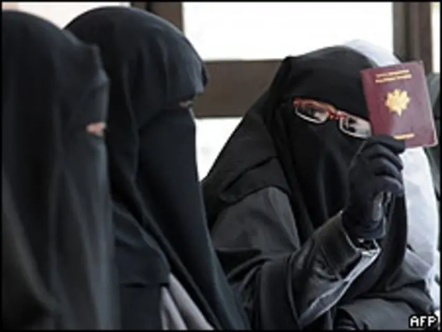 Mujer con burka muestra pasaporte francés