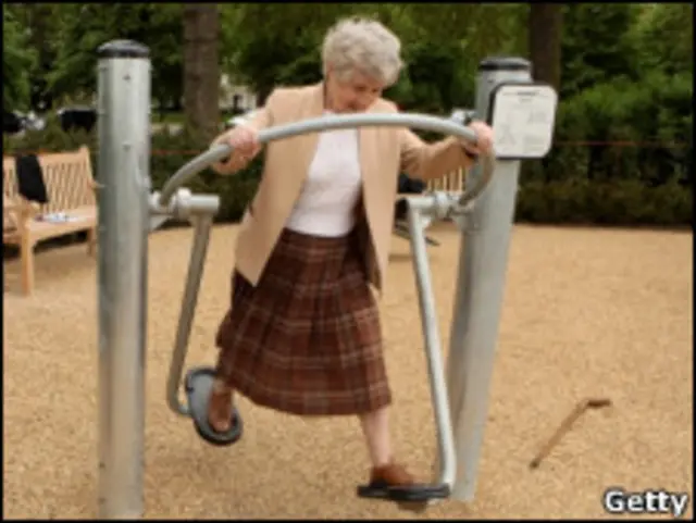 старушка на площадке