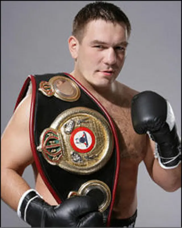 Xotin dick soradi va bir dildo ustida impaled oladi