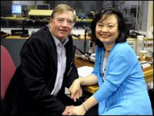 Ким Фук и журналист Крис Уэйн