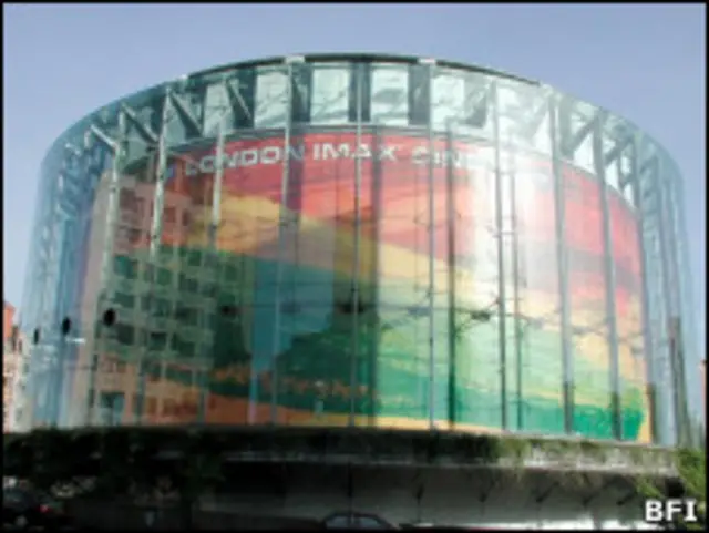 نمای بیرونی سینمای آیمکس در لندن