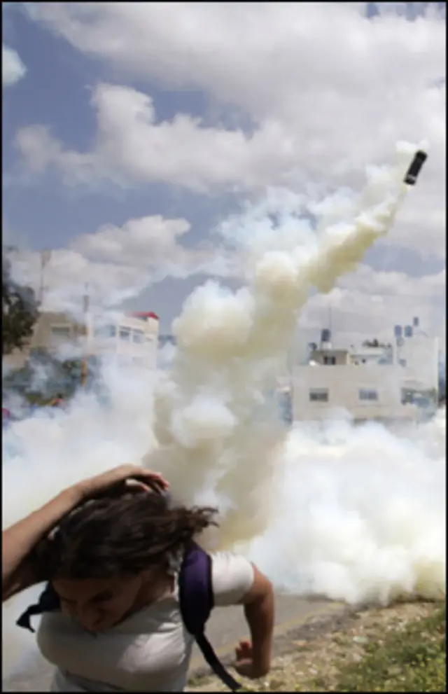 إسرائيل تستخدم قنابل الغاز ضد الفلسطينيين
