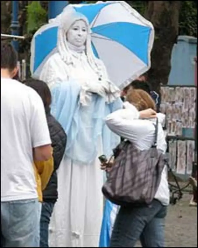 Estatua callejera de la "patria Argentina"